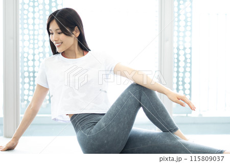ストレッチをする女性のポートレート （白い半袖フィットネスウェアと黒髪ロングヘア） 115809037