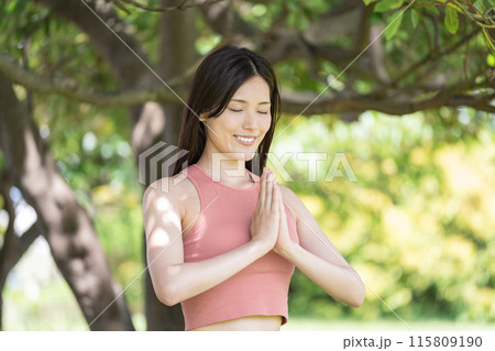 緑豊かな公園でヨガをする女性(屋外ポートレート、合掌、集中、リラックス) 緑豊かな公園でヨガをする女性(屋外ポートレート、合掌、集中、リラックス) 115809190