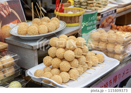神戸市　元町　南京町　店頭に並ぶごま団子 115809373