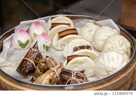 神戸市　元町　南京町　店頭に並ぶ 115809374