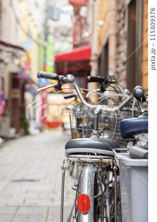 商店街の路地裏に止められた自転車 115809376