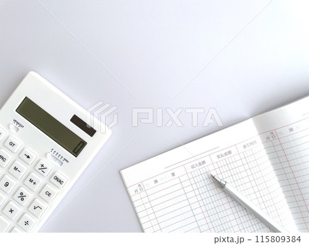 白い電卓と開いて置いた出納帳 115809384
