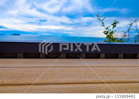 【背景】清々しい朝のサンライズ・青空と朝日の元名海岸ビーチの青い海と島(千葉県) 【背景】清々しい朝のサンライズ・青空と朝日の元名海岸ビーチの青い海と島(千葉県) 115809401