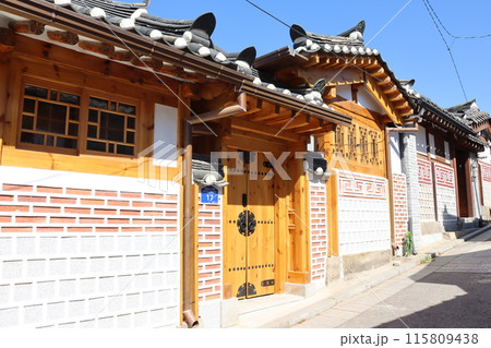 ソウル観光の目玉北村韓屋村の坂道を歩く ソウル観光の目玉北村韓屋村の坂道を歩く 115809438