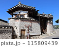 ソウル観光の目玉北村韓屋村の坂道を歩く 115809439