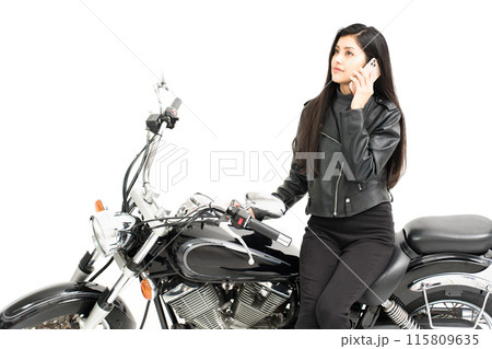 バイクに横座りしてスマートフォンで電話するバイク女子 バイクに横座りしてスマートフォンで電話するバイク女子 115809635