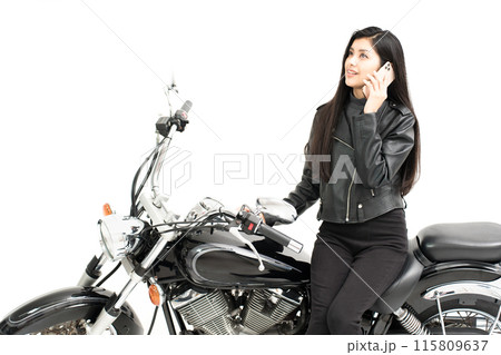 バイクに横座りしてスマートフォンで電話するバイク女子 115809637