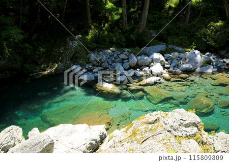 エメラルドグリーンの透明度の高い清流・汗見川 115809809