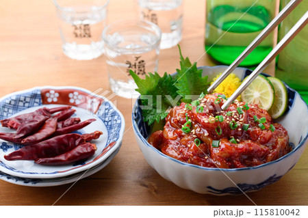 韓国料理　イカのチャンジャ(イカチャンジャ)とチャミスル 115810042
