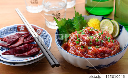 韓国料理　イカのチャンジャ(イカチャンジャ)とチャミスル 115810046