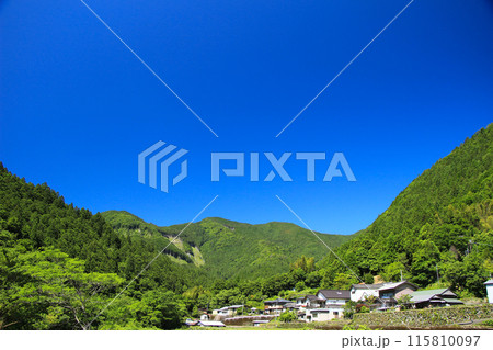 新緑の季節の里山の風景と青空のコントラストが美しい 115810097