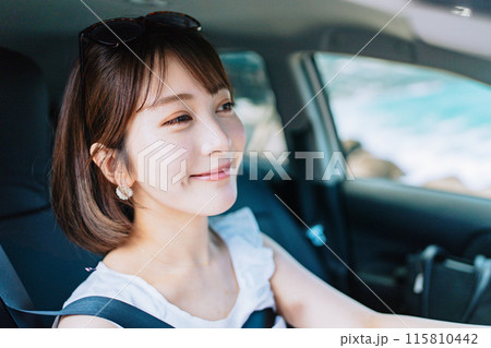 海岸沿いのドライブを楽しむ若い女性 115810442