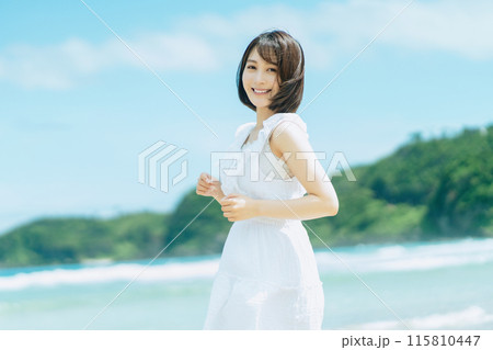 美しいビーチを歩く若い女性 美しいビーチを歩く若い女性 115810447