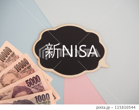 吹き出しに新NISAの文字とお金 115810544