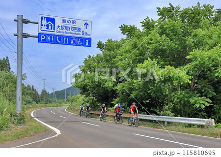 国道285号を走る自転車 115810695