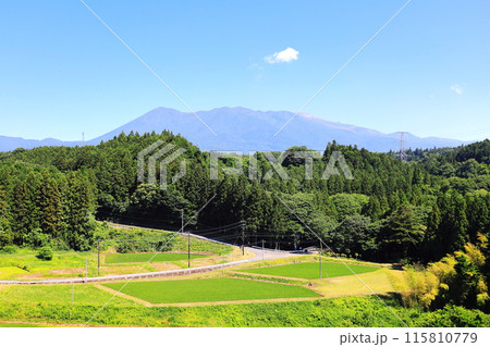 新緑の那須高原と那須連山／栃木県那須塩原市西岩崎ポケットパーク 115810779