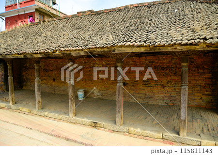 ネパールカトマンズ郊外に位置するバクタプル市内の街並み風景 115811143