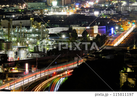 広島県　大竹市　夜の工場地帯、国道に連なる車の光跡 115811197