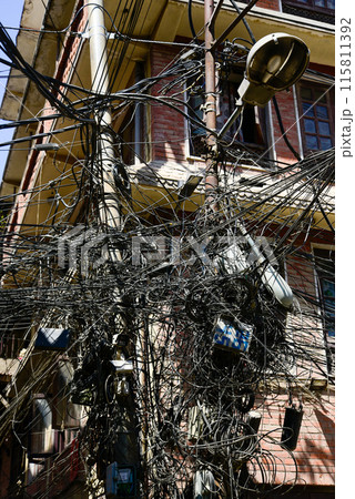 ネパールで見られる電柱に絡まるケーブルの風景 ネパールで見られる電柱に絡まるケーブルの風景 115811392