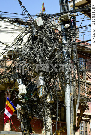 ネパールで見られる電柱に絡まるケーブルの風景 ネパールで見られる電柱に絡まるケーブルの風景 115811397