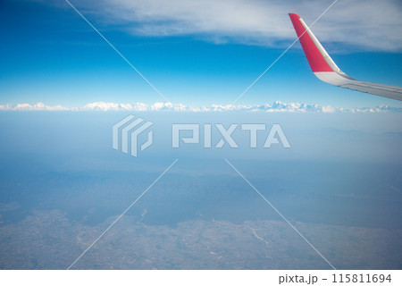 飛行機の窓から眺めるネパールヒマラヤ山脈のとても美しい風景 飛行機の窓から眺めるネパールヒマラヤ山脈のとても美しい風景 115811694