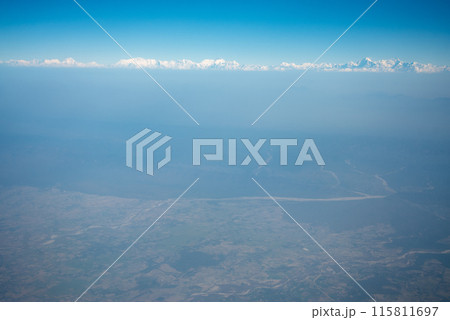 飛行機の窓から眺めるネパールヒマラヤ山脈のとても美しい風景 115811697