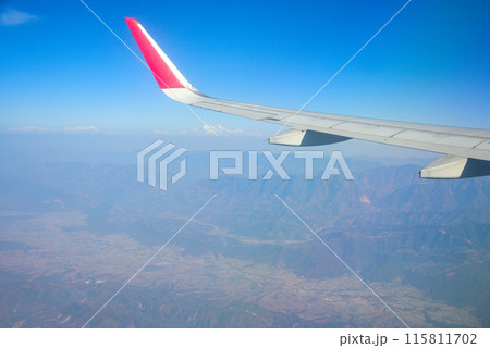 飛行機の窓から眺めるネパールヒマラヤ山脈のとても美しい風景 飛行機の窓から眺めるネパールヒマラヤ山脈のとても美しい風景 115811702
