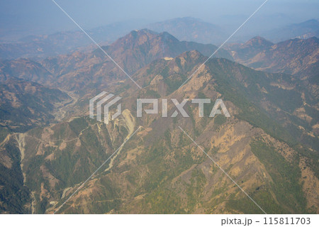 飛行機の窓から眺めるネパールヒマラヤ山脈のとても美しい風景 飛行機の窓から眺めるネパールヒマラヤ山脈のとても美しい風景 115811703