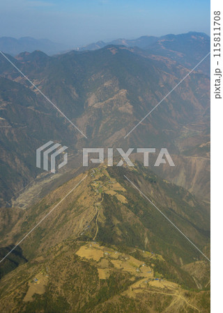 飛行機の窓から眺めるネパールヒマラヤ山脈のとても美しい風景 飛行機の窓から眺めるネパールヒマラヤ山脈のとても美しい風景 115811708