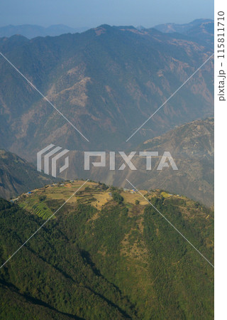 飛行機の窓から眺めるネパールヒマラヤ山脈のとても美しい風景 115811710