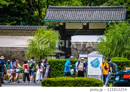 日本の東京都市景観 インバウンド復活…。外国人観光客で賑わう都内。大手門に向かう外国人観光客ら＝6月 115812254