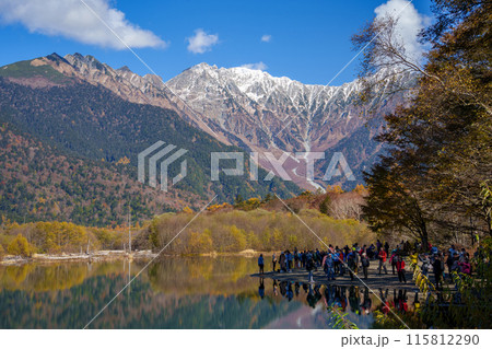 上高地の紅葉・大正池から穂高連峰を眺める観光客(日本、長野県) 上高地の紅葉・大正池から穂高連峰を眺める観光客(日本、長野県) 115812290
