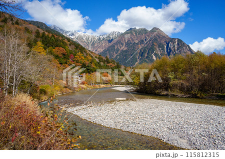 上高地の紅葉・ 梓川沿いの景色、大正池～河童橋（日本、長野県） 115812315