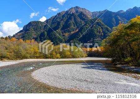 上高地の紅葉・ 梓川沿いの景色、大正池～河童橋（日本、長野県） 115812316