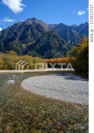 上高地の紅葉・ 梓川沿いの景色、大正池~河童橋(日本、長野県) 上高地の紅葉・ 梓川沿いの景色、大正池~河童橋(日本、長野県) 115812317