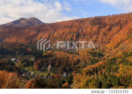 秘境 秋山郷の紅葉・結東集落(日本、新潟県津南町) 秘境 秋山郷の紅葉・結東集落(日本、新潟県津南町) 115812352
