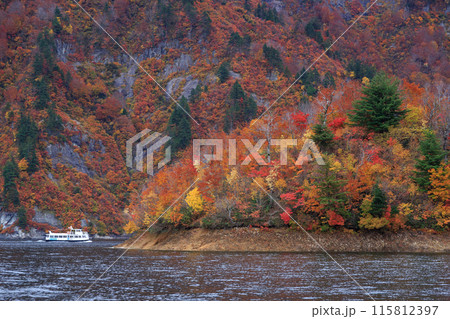 奥只見湖の紅葉・遊覧船からの眺め(日本、新潟県) 奥只見湖の紅葉・遊覧船からの眺め(日本、新潟県) 115812397