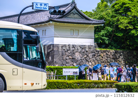 日本の東京都市景観 インバウンド復活…。外国人観光客で賑わう都内。大手門に向かう外国人観光客ら＝6月 115812632