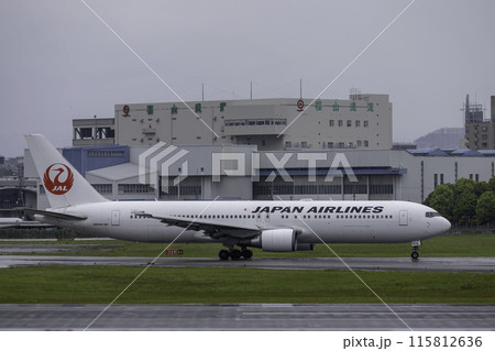 大阪空港・伊丹空港の風景・タキシングする日本航空ボーイング767 115812636