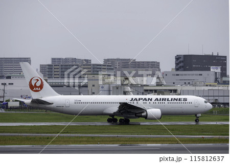 大阪空港・伊丹空港の風景・タキシングする日本航空ボーイング767 115812637