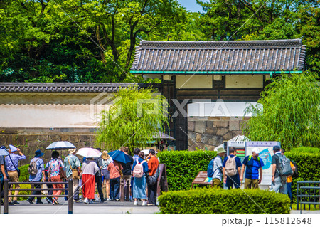 日本の東京都市景観 インバウンド復活…。外国人観光客で賑わう都内。大手門に向かう外国人観光客ら＝6月 115812648