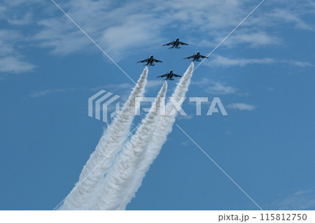 ブルーインパルスの華麗な展示飛行 115812750