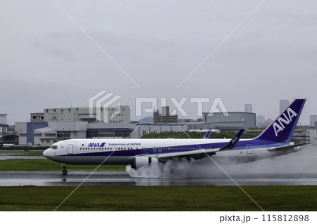 雨の大阪空港・伊丹空港に着陸する旅客機・飛行機・全日空ボーイング767 115812898