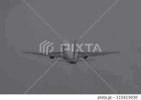 雨の大阪空港・伊丹空港を離陸する日本航空ボーイング767 115813030