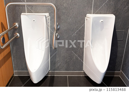 男子トイレの小便器 115813488