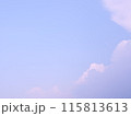 青空に浮かぶ白い雲 115813613