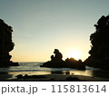岩に沈む夕陽 115813614