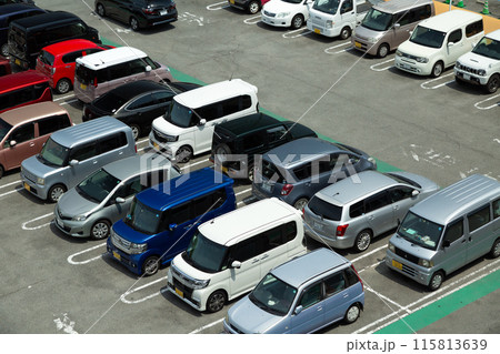 駐車場と車 駐車場と車 115813639