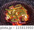七輪で焼いているそら豆 115813950