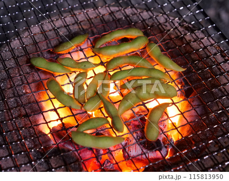 七輪で焼いているそら豆 115813950